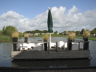 905164 Afbeelding van een ponton met terrasje van Restaurant Griftpark 1, op de vijver in het Griftpark te Utrecht.